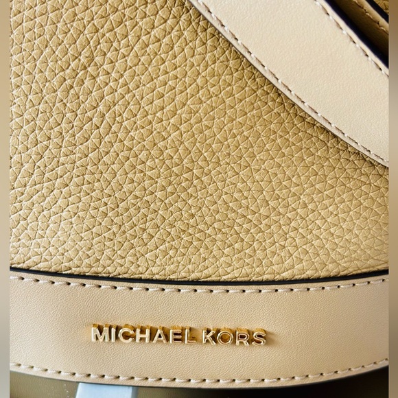 π MICHAEL KORS shoulder/crossbody leather bag. Retail $298 - Picture 8 of 8